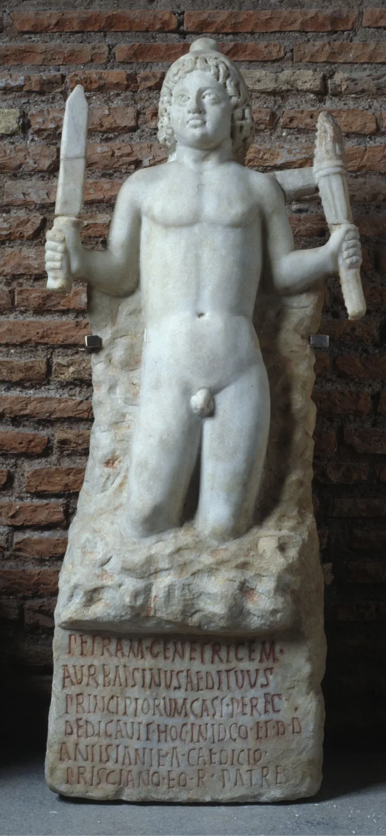 Statua di Mitra che nasce dalla roccia