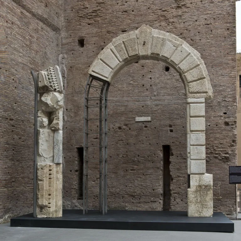 Portale della Certosa oggi rimontato in Aula VIII