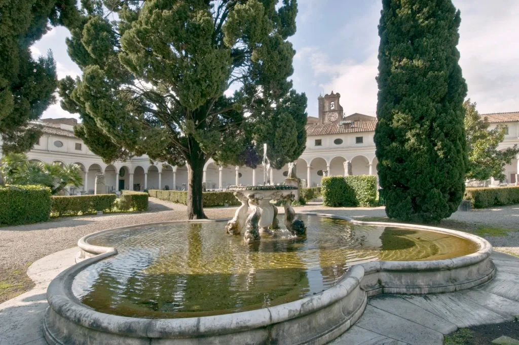 Fontana al centro del Chiostro di Michelangelo