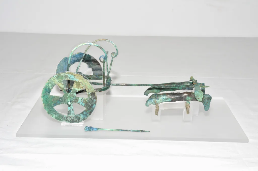 Carro miniaturizzato dalla tomba 1 di S. Palomba