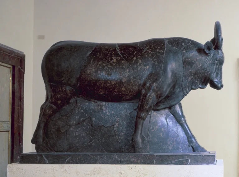 Statua di torello Api