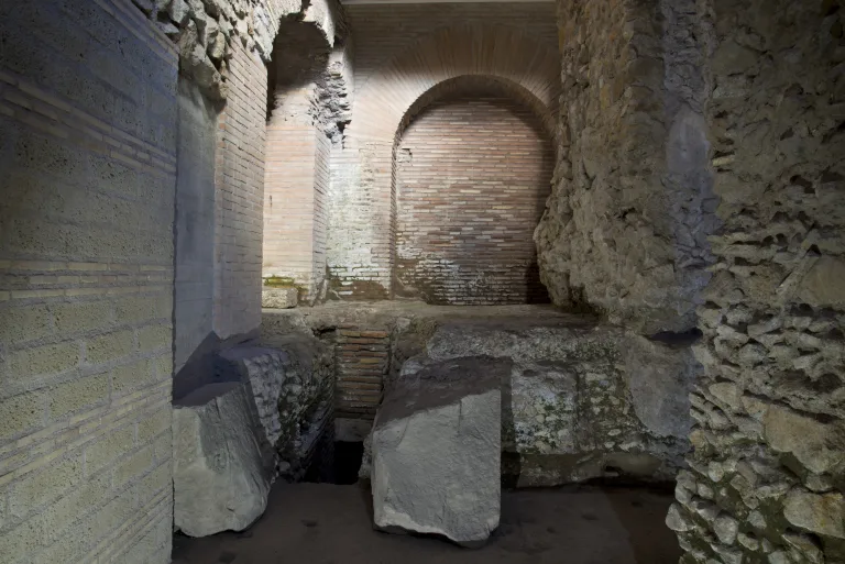 Ambiente sotterraneo con strutture della Porticus Minucia Frumentaria