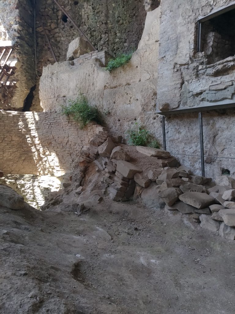 Lime kiln and marble fragments