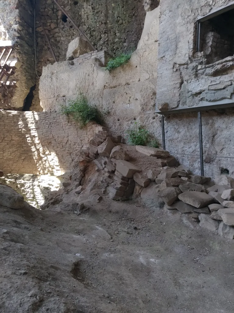 Calcara e frammenti marmorei