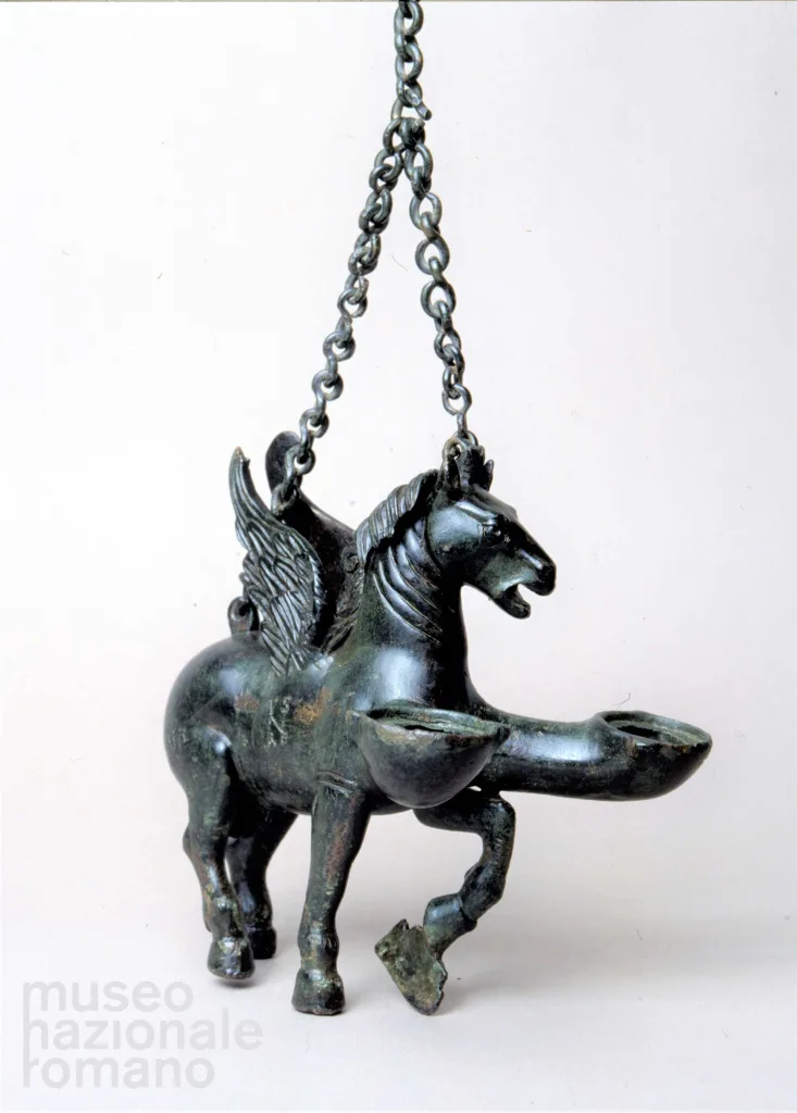Lucerna in bronzo a forma di Pegaso con monogramma