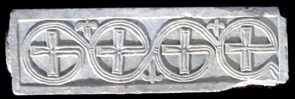 Pilastrino decorato a nastri di vimini intrecciati