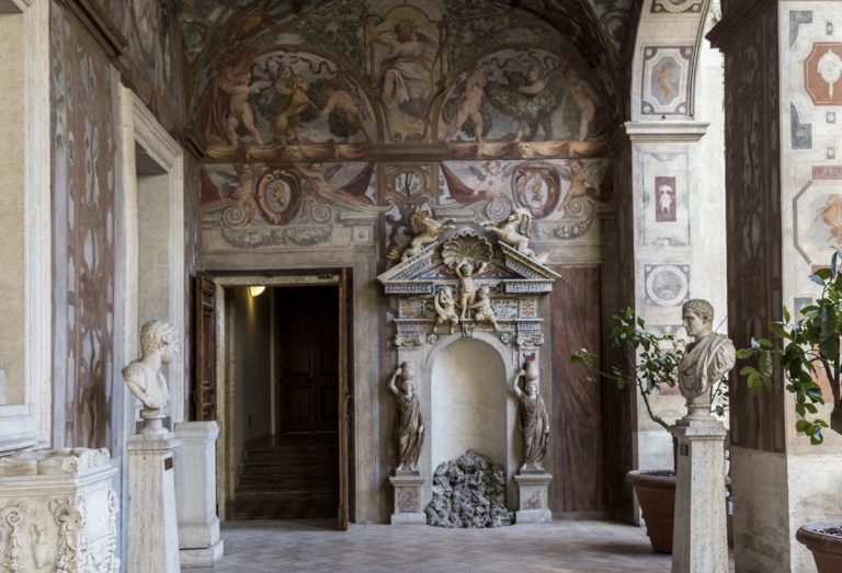 The fountain in the frescoed loggia