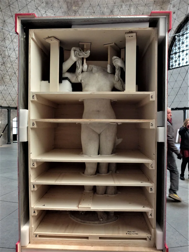 Fase di costruzione della cassa di imballaggio