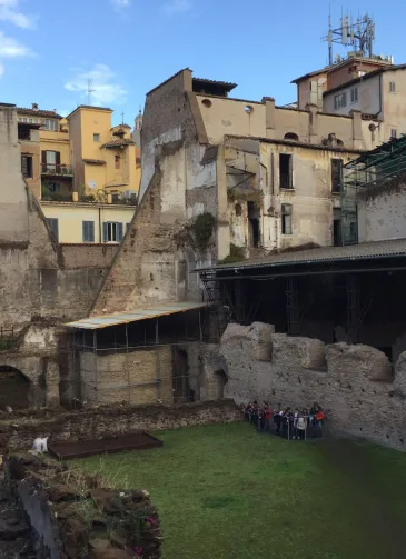 Area antistante l'esedra