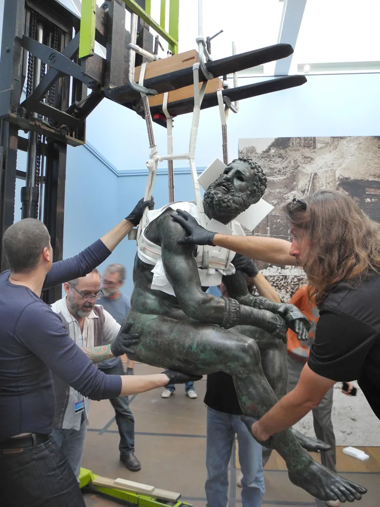 Fase della movimentazione per allestimento espositivo