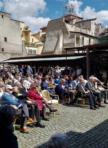 Una conferenza nel cortile