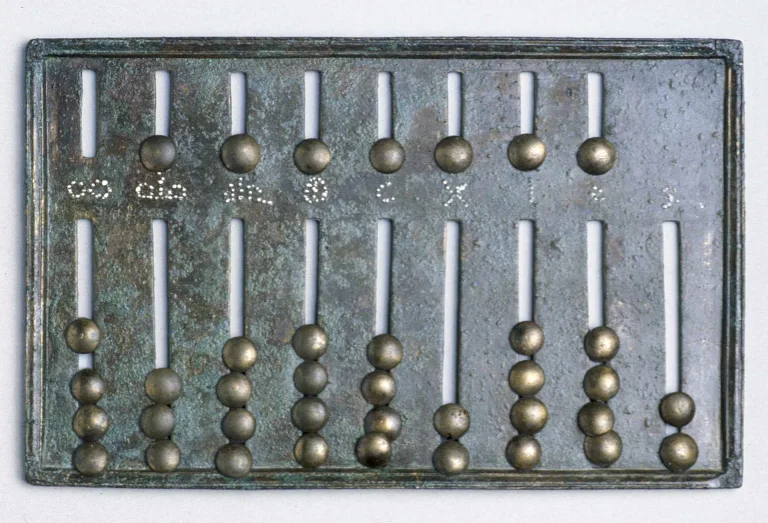 Abaco (strumento per calcoli aritmetici) tascabile in bronzo, età romana imperiale