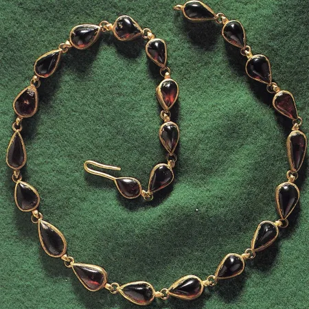 Collana in oro e granati da deposizione femminile da Mentana (Roma), età augustea