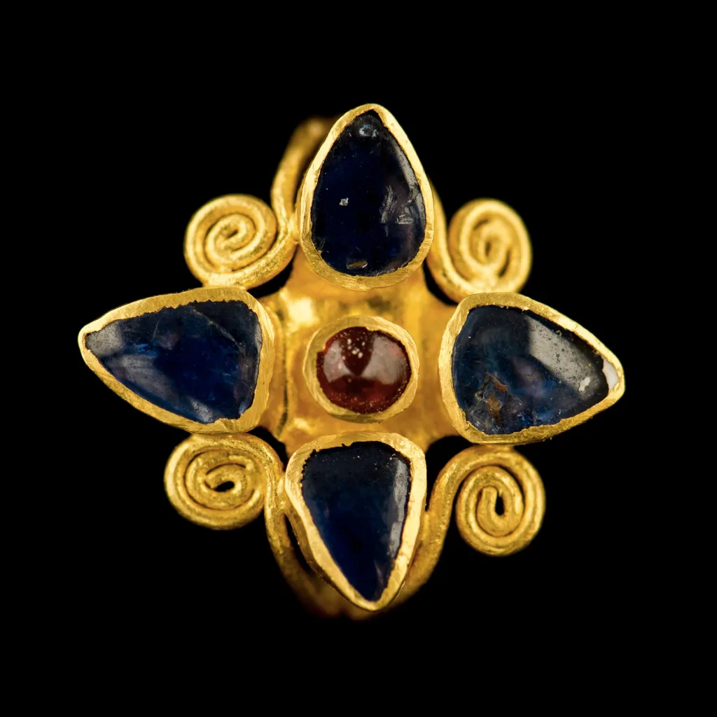 Anello in oro, zaffiri e granato da deposizione femminile da Vallerano (Roma), seconda metà II sec. d.C.