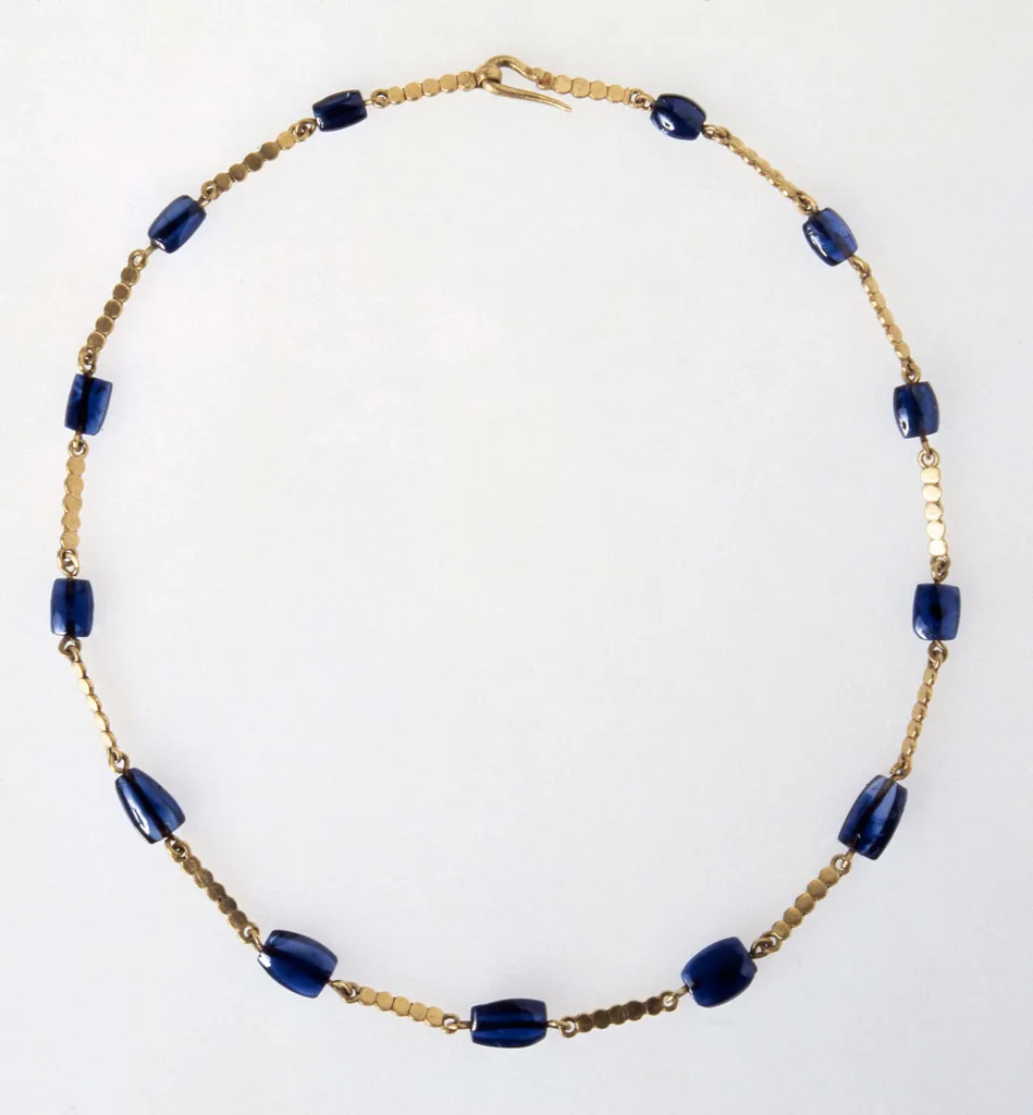 Collana in oro e zaffiri dal corredo della mummia di Grottarossa (Roma, Via Cassia), seconda metà II sec. d.C.