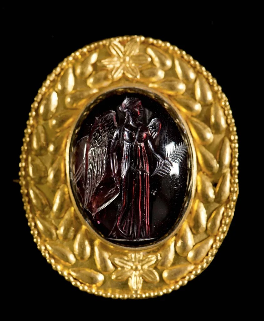 Spilla in oro e granati, intaglio con Vittoria, da deposizione femminile da Vallerano (Roma), seconda metà II sec. d.C.