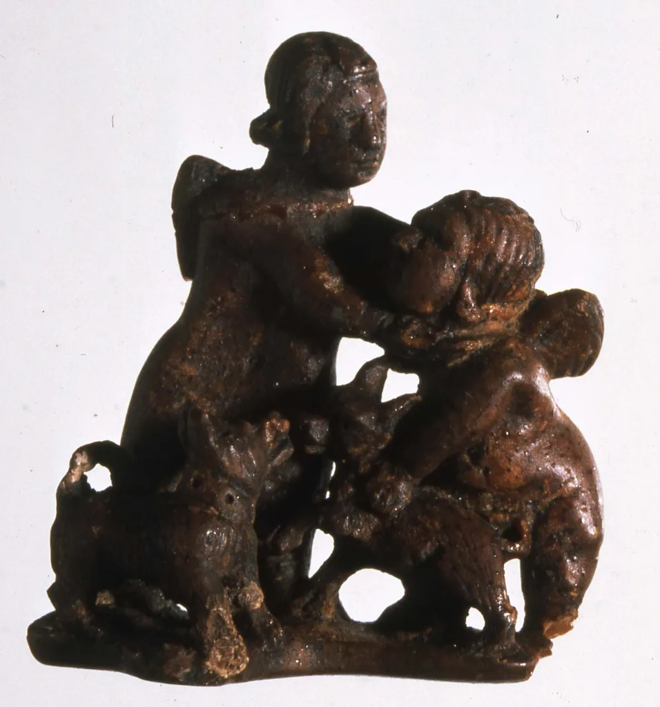 Amorini con cani in ambra da deposizione femminile da Vetralla (Viterbo), seconda metà II sec. d.C.