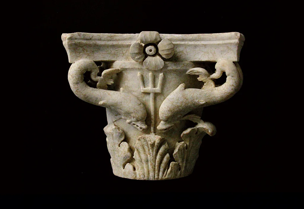 Capitello con delfini in marmo bianco