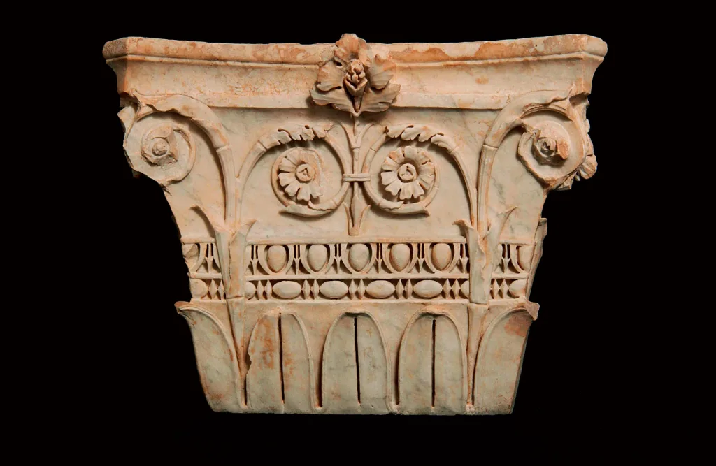 Capitello in marmo bianco