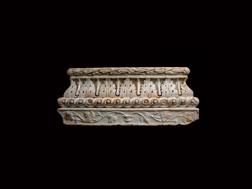 Base di lesena in marmo bianco