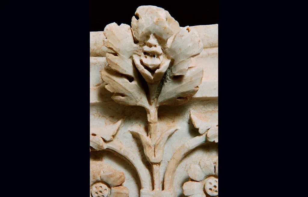 Capitello in marmo bianco, particolare