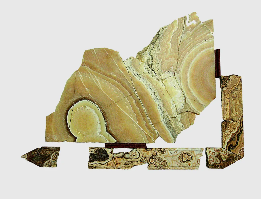 Frammento di lastra in alabastro