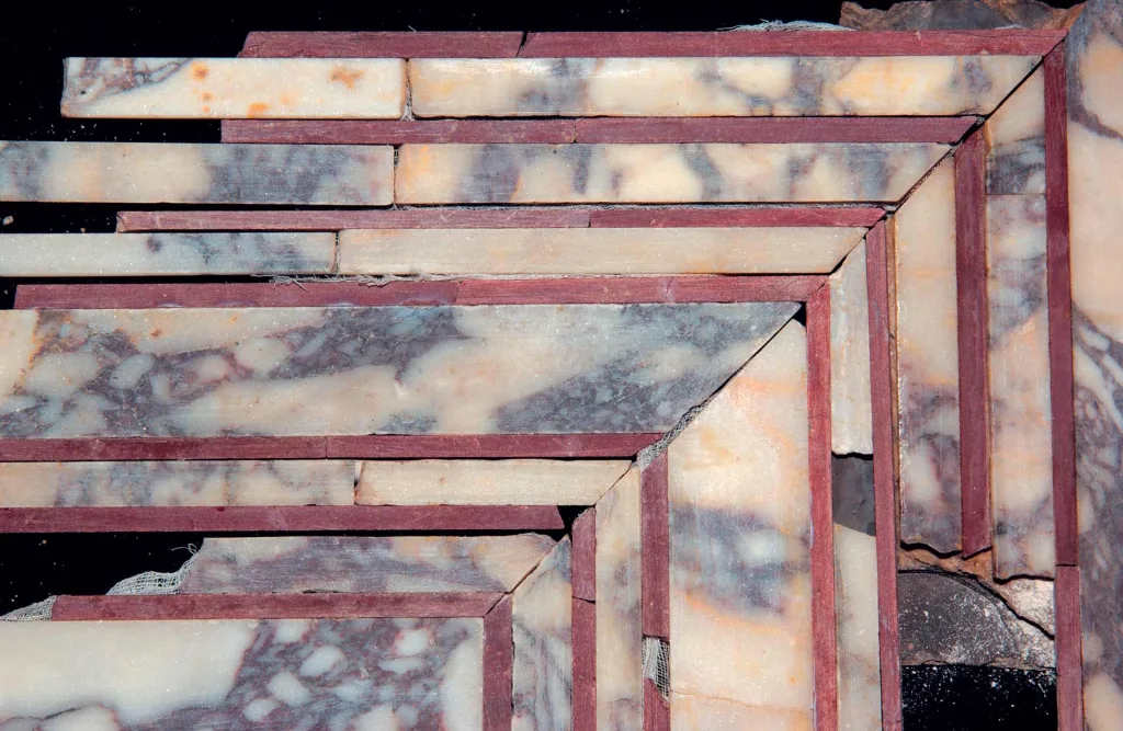 Frammento di lesena in pavonazzetto e rosso antico, particolare