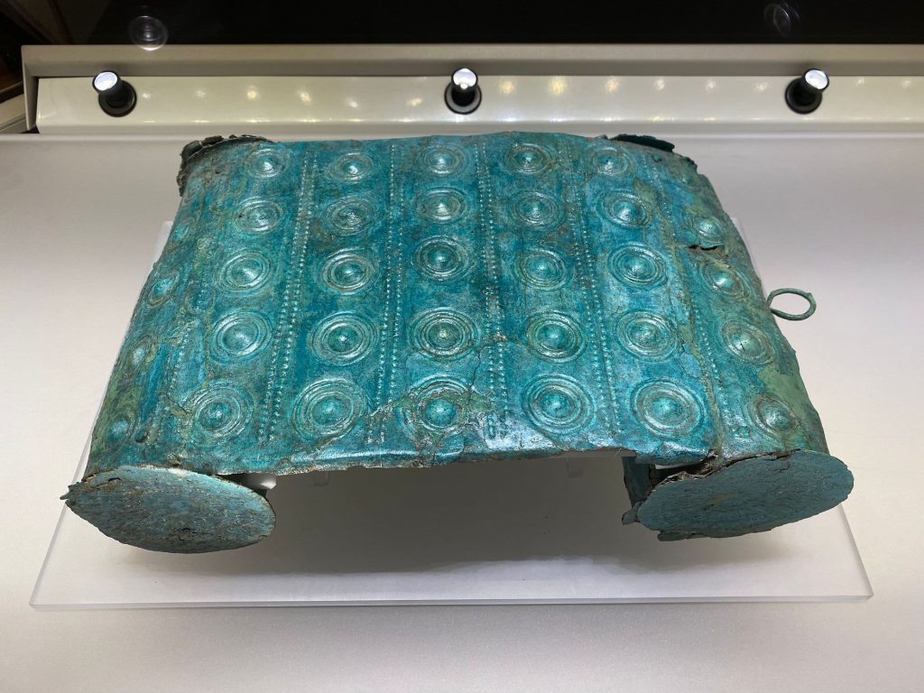 Elemento in bronzo di sgabello poggiapiedi