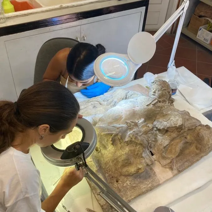 immagine quadrata del laboratorio di restauro